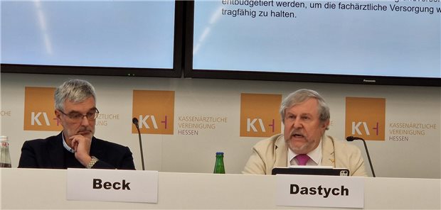 Die Vorstandsvorsitzenden der KV Hessen, Frank Dastych (rechts) und Armin Beck, präsentieren in Frankfurt ihre Forderungen an die nächste Bundesregierung.