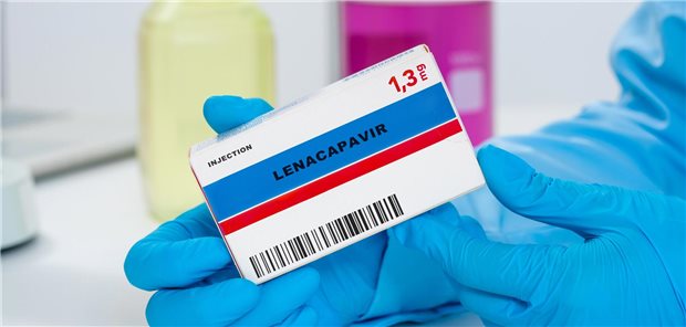 Ein Arzt hält eine Packung Lenacapavir in die Kamera.