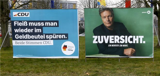 Union und Grüne bei Deutschlands Ärztinnen und Ärzten fast gleichauf Wahlplakate von CDU und Grüne auf einer Wiese.