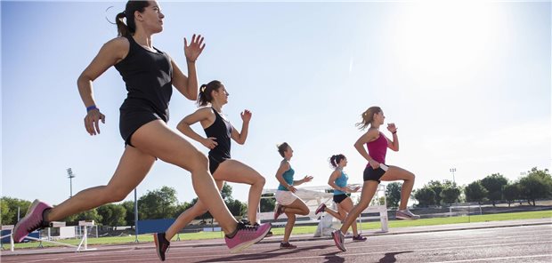 Läuferrinnen bei einem Rennen.