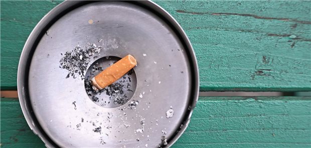 Ein Zigarettenstummel liegt in einem Aschenbecher. 