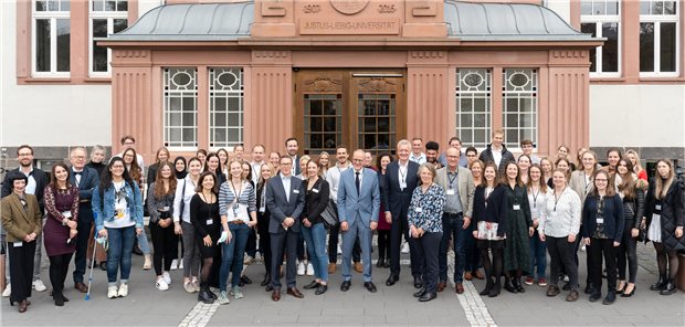 Die ersten Landarzt- und ÖGD-Studierenden sowie die Verantwortlichen des begleitenden Schwerpunktprogramms „HeLaMed - Hessen.Land.Medizin“.