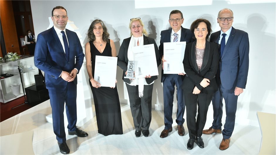 Die glücklichen Gewinner der Charity Awards zusammen mit Gesundheitsminister Jen...