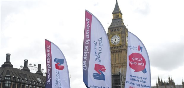 Die größte britische Krankenpflegegewerkschaft (Royal College of Nursing) hat schon demonstriert – jetzt aber soll es seit 106 Jahren den ersten, landesweiten Streik der Klinikpflegekräfte geben. (Archivfoto)