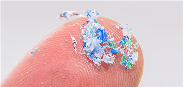 Nahaufnahme eines Fingers mit Spuren von Plastik und Mikroplastik.