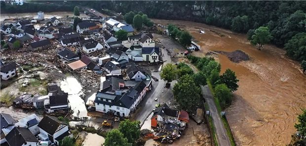 Die Flut und ihre Folgen Die mit einer Drohne gefertigte Aufnahme zeigt die Verwüstungen die das Hochwasser der Ahr in dem Eifel-Ort Schuld bei Adenau angerichtet hat.
