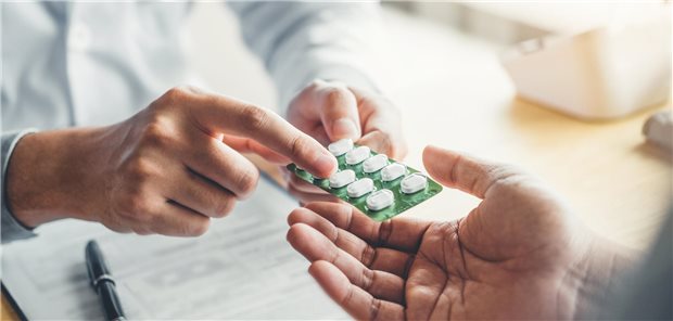 RAS-Blocker präoperativ eher nicht absetzen? Ein Arzt bespricht mit seinem Patienten den Umgang mit dem ihm verschriebenen Medikamenten.