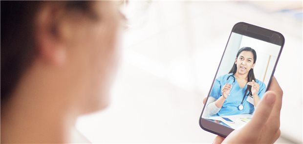 Patient bei einer Videosprechstunde mit Ärztin