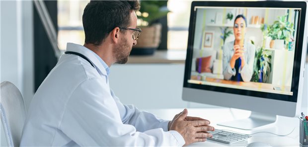 Die telerehabilitationsmedizinische Beratung ist als Direktkontakt zwischen Facharzt und Patientin bzw. Patient angelegt. (Motiv mit Fotomodellen)