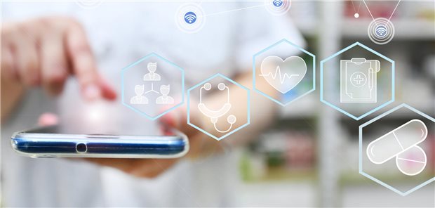 Apps auf Rezept – oder von einer Weltpremiere mit Schwachstellen Hand tippt auf Smartphone mit verschiedenen digitalen Symbolen im Vordergrund