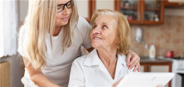 Digitale Helfer sollen Pfleger und pflegende Angehörige im Versorgungsalltag unterstützen, so die Hoffnung.
