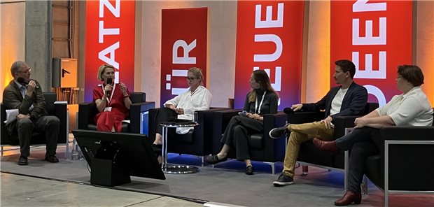 Diskutierten das Für und Wider der Berufstätigkeit von Ärztinnen und Ärzten in MVZ und Co: Susanne Müller (BMVZ), Dr. Moritz Völker (Hartmannbund), Lilly von Kenne (bvmd), Dr. Sandra Blumenthal (Hausärzteverband Berlin-Brandenburg), Sibylle Stauch-Eckmann (BBMV) und Moderator Anno Fricke (v.r.).