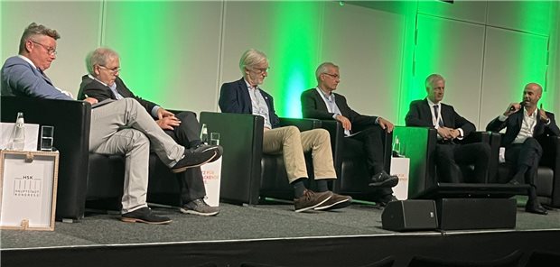 Diskutierten die Finanzierbarkeit von Gen- und Zelltherapien: Urs Voegeli, Thomas Müller, Dr. Gerhard Schillinger, Professor Christof von Kalle, Professor Jürgen Wasem, Moderator Denis Nößler (v.r.)