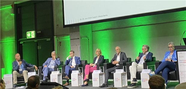 Diskutierten über Vorhaben in der Gesundheitspolitik bis zur nächsten Bundestagswahl (v.l.n.r.): Moderator Peter Thelen, Dr. Gerald Gaß (DKG), Dr. Florian Reuther (PKV-Verband), Dr. Susanne Johna (MB), Michael Weller (BMG), Andreas Storm (DAK Gesundheit) und Christine Vogler vom Deutschen Pflegerat.