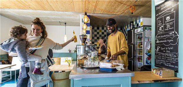 Doppelrolle: Im Café Praxis ist João Lukoki auch aktiv, im Hintergrund seine Kollegin Fatma Adigüzel.