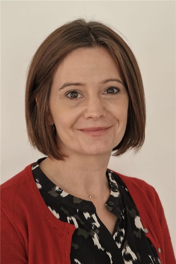 Klimasensible Versorgung: „Die Aufklärung von Patienten ist ein zentrales Element“ Dr. Catriona Friedmacher ist Mitarbeiterin am Institut für Allgemeinmedizin der Goethe Universität in Frankfurt am Main und Erstautorin des QISA-Bandes.