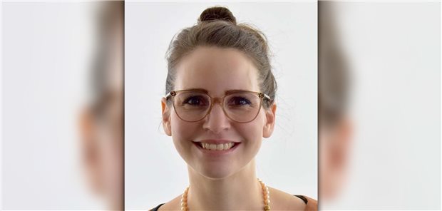 Binge-Eating-Störung in der Hausarztpraxis: zwischen Stigmatisierung und Versorgung Eva Skoda blickt freundlich mit Kette, Brille und hochgestecktem Haar.