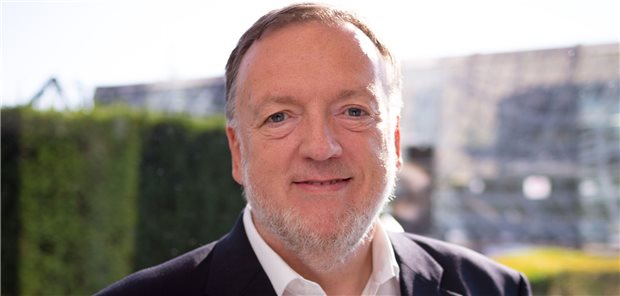 Warum Schmerz ab 60 anders wird Dr. Johannes Horlemann ist Präsident der Deutschen Gesellschaft für Schmerzmedizin (DGS) und Leiter des Regionalen Schmerzzentrums Kevelaer.