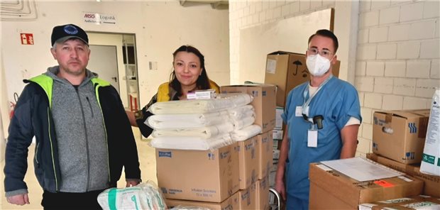 Dr. Julia Zarnowski (Mitte) mit zwei Helfern und für die Ukraine bestimmten Spenden.