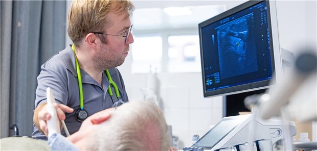 Dr. Leopold Rupp führt eine Ultraschalluntersuchung durch.