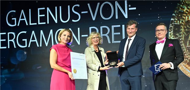 Galenus-Preis 2024: Forschung zu Ferroptose gewinnt in der Kategorie Grundlagenforschung Dr. Marcus Conrad (z.v.r.) nimmt die Galenus-von-Pergamon-Medaille in der Kategorie Grundlagenforschung entgegen. Den Preis verlieh Dr. Marianne Dieterich (z.v.l.). Moderiert wurde der Abend von der Journalistin Yve Fehring (l.) und Denis Nößner, Chefredakteur der Ärzte Zeitung (r.).