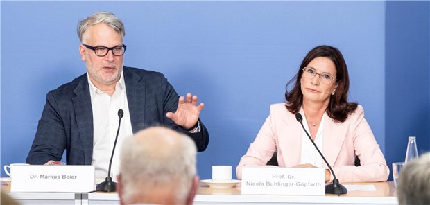 Hausärzteverband warnt: „Ambulanter Maschinenraum droht heiß zu laufen“ Dr. Markus Beier und Professorin Nicola Buhlinger-Göpfarth vom Hausärztinnen- und Hausärzteverband am 20. September in Berlin.