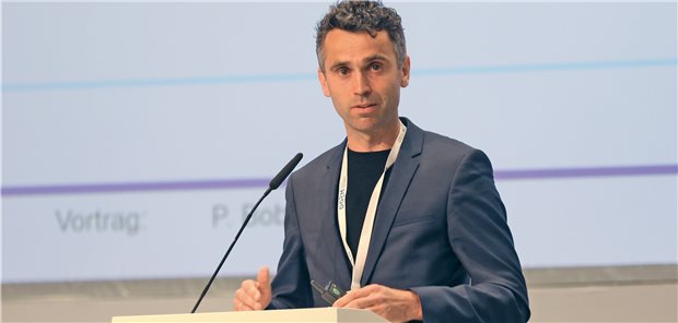 Dr. Peter Bobbert, Klinikinternist und Präsident der Landesärztekammer Berlin, hoffte lange darauf, dass es bald keine Faxgeräte mehr gibt. Inzwischen glaubt er, die Digitalisierung im Gesundheitswesen kommt auch so voran.