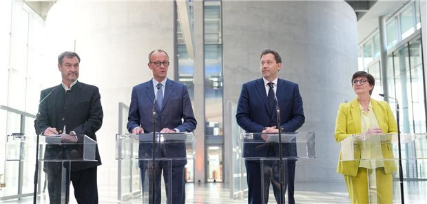 Union und SPD wollen „große Pflegereform“ auf den Weg bringen Drei Herren mit Dame: Am Internationalen Frauentag (8. März) präsentieren Bayerns Ministerpräsident Markus Söder (CSU), Fast-Kanzler Friedrich Merz (CDU) und die beiden SPD-Parteivorsitzenden Lars Klingbeil und Saskia Esken (v.l.) ihre Sondierungsergebnisse.