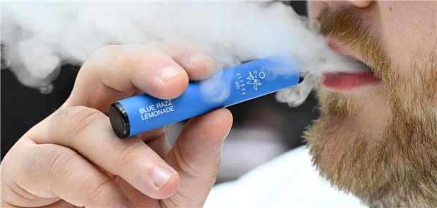 Durch die E-Zigarette entstehe gerade eine neue Generation Nikotinabhängiger, warnt die Deutsche Krebshilfe.