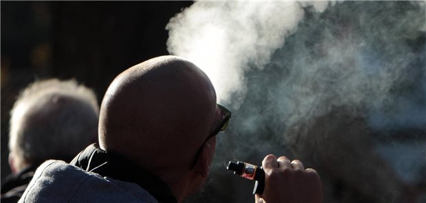 E-Zigaretten und die Art, wie sie konsumiert werden, sind Gegenstand der Forschung von Suchtmedizinern. Bei Videoanalysen sei zum Beispiel aufgefallen, „dass die E-Zigarette völlig anders konsumiert wird als die herkömmliche Zigarette, nämlich andauernd“, berichtet ein Kollege aus München.
