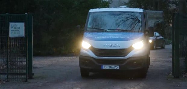 Ein Fahrzeug der Gerichtsmedizin verlässt am frühen Dienstagmorgen einen Friedhof in Neukölln. In den Ermittlungen gegen einen Berliner Palliativarzt, der mindestens acht schwerkranke Patienten getötet haben soll, ist eine weitere Leiche ausgegraben worden.