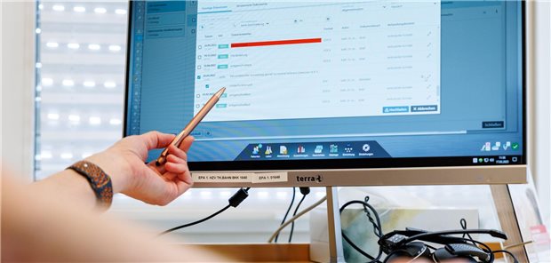 Warum es sich für Praxen lohnt, vor dem 1. Oktober in die ePA einzusteigen Ein Hausarzt lädt in seiner Praxis Dokumente in eine elektronische Patientenakte