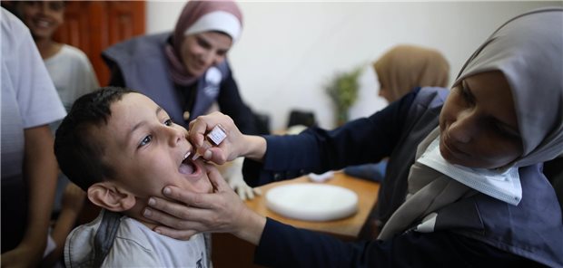 USA stellen Impfung gegen Polio auf den Prüfstand Ein Kind erhält im September 2024 eine Dosis des Polio-Impfstoffs im Flüchtlingslager Al-Maghazi im Gazastreifen. Im Februar dieses Jahres wurden rund 600.000 Kinder im Gazastreifen gegen Polio geimpft.