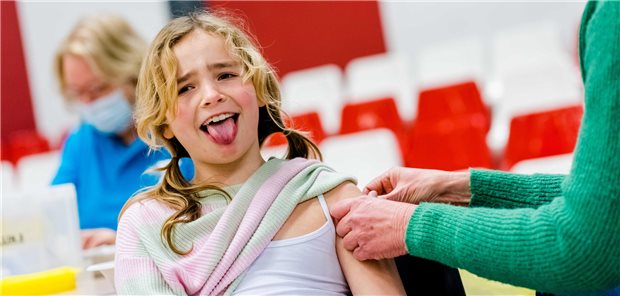 Ein Mädchen erhält die HPV-Impfung.