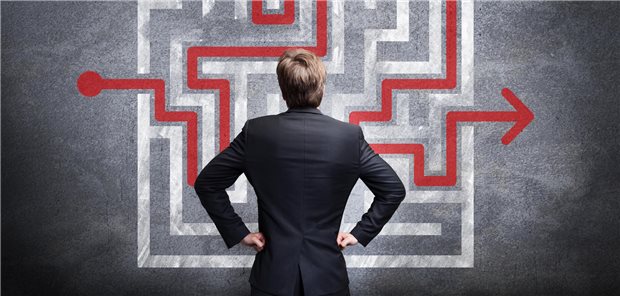 Klinikreform: Gediehen im Gegenwind, aus Not geboren Ein Mann vor dem Plan eines Labyrinths