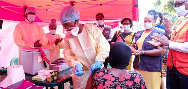 WHO: Test von Ebola-Impfstoff in Uganda gestartet Ein Mitarbeiter des Gesundheitswesens bereitet die Verabreichung einer Testdosis des Ebola-Impfstoffs während einer Impfkampagne im Mulago National Referral Hospital in Kampala vor.