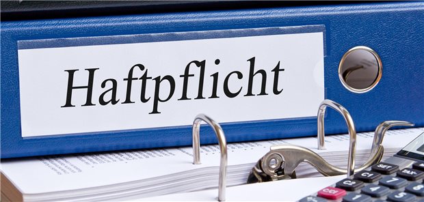 Was bei einer Arzthaftpflicht wichtig ist Ein Ordner mit der Aufschrift „Haftpflicht“