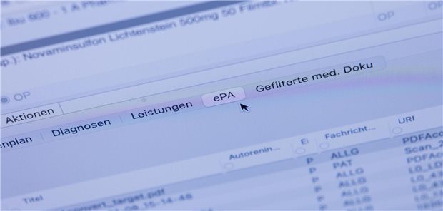 Ein Reiter ePA mit einer Patientenakte ist auf dem Monitor eines Arztes in der Arztpraxis Praxis am Königsforst bei einer Demonstration der elektronischen Patientenakte „ePA