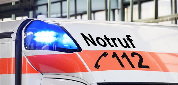 Ein Rettungswagen mit Blaulicht