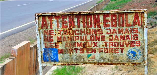 Ein altes Ebola-Warnschild in Makoua, Kongo, Besucher sollten so erfahren, dass sie ein Infektionsgebiet betreten.