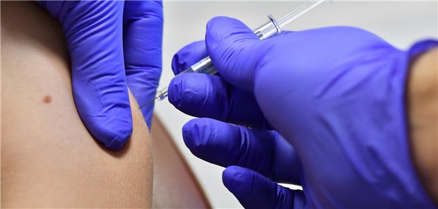 Studie: Impfungen lohnen sich bei Schizophrenie-Patienten unter Antipsychotika-Therapie Eine Ärztin impft eine Person mit einer Spritze in den linken Arm.