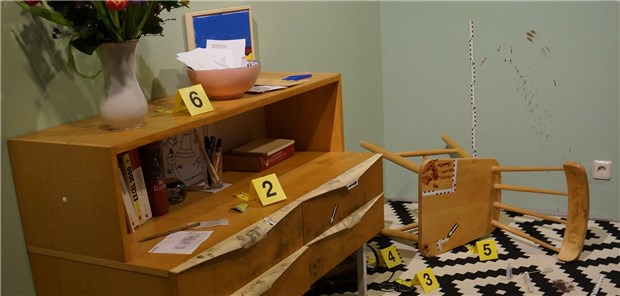 Ein nachgebauter Tatort: Ein Mann hat seine Frau im Streit umgebracht, jetzt müssen Spuren gesichert werden.