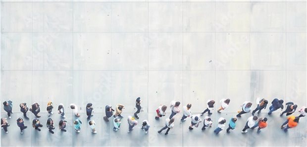 Primärarztsystem: Deutlich geringere Mehrbelastung für Hausarztpraxen errechnet Menschen in einer Warteschlange