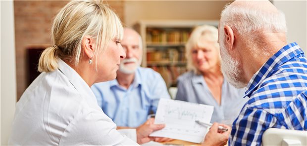 Motto: „Sichere Medikation“ – Fehler sind teuer und zum Teil vermeidbar Eine Ärztin betreut Senioren und schult sie in medizinischen Fragen. Aufklärung kann ein wichtiges Instrument der Arzneimitteltherapiesicherheit sein.