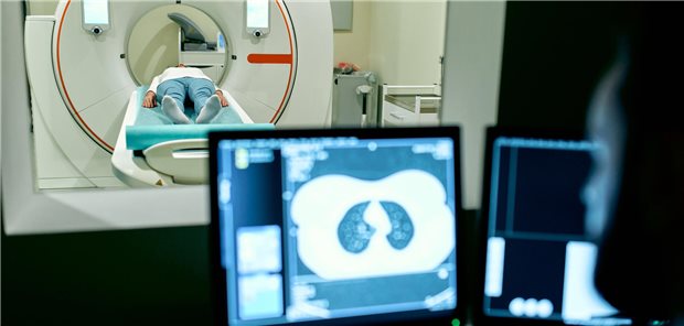 Lungenembolie mit weniger Bildgebung sicher ausschließen Im Krankenhaus wird der Patient unter Aufsicht eines Radiologen einer CT-Untersuchung unterzogen.