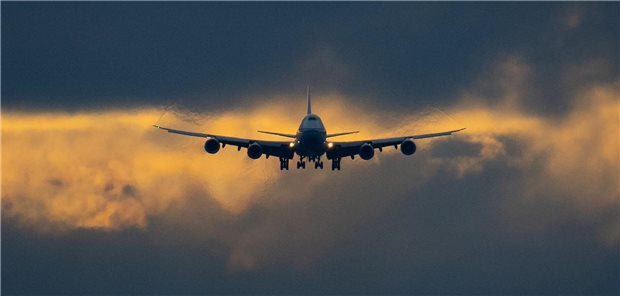 Eine Boeing 747 setzt im letzten Tageslicht auf dem Flughafen Frankfurt zur Landung an.