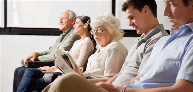 Diabetes: Risiken für Komorbiditäten vom Subtyp abhängig Fünf Menschen im Wartezimmer.