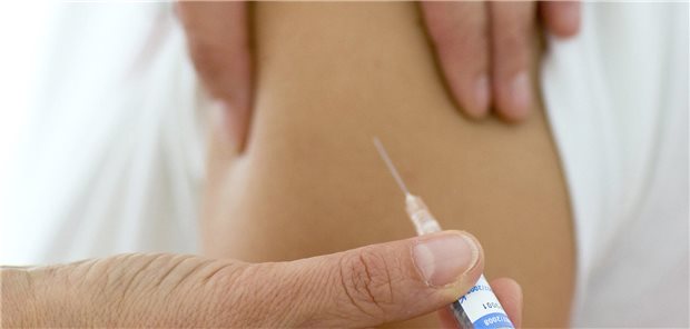 Daten der AOK: HPV-Impfung sorgt für weniger chirurgische Eingriffe aufgrund von Gebärmutterhalskreb Man sieht eine Spritze und eine Schulter.