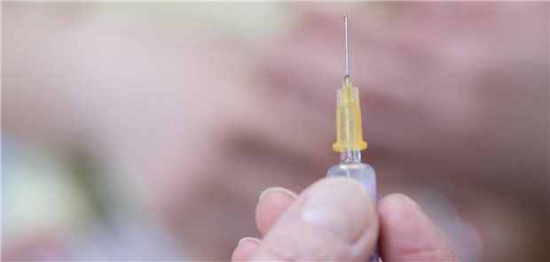 Meningokokken: Warum gerade Jugendliche geimpft werden sollten Eine Kinderärztin hält im Rahmen einer Kinderimpfung gegen Meningokokken eine Spritze