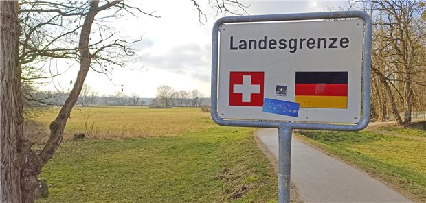 Deutschland hat bei der Lebenserwartung den Anschluss verpasst Landesgrenze zwischen Schweiz und Deutschland: Schild vor einem schmalen Weg zwischen Wiesen und Bäumen
